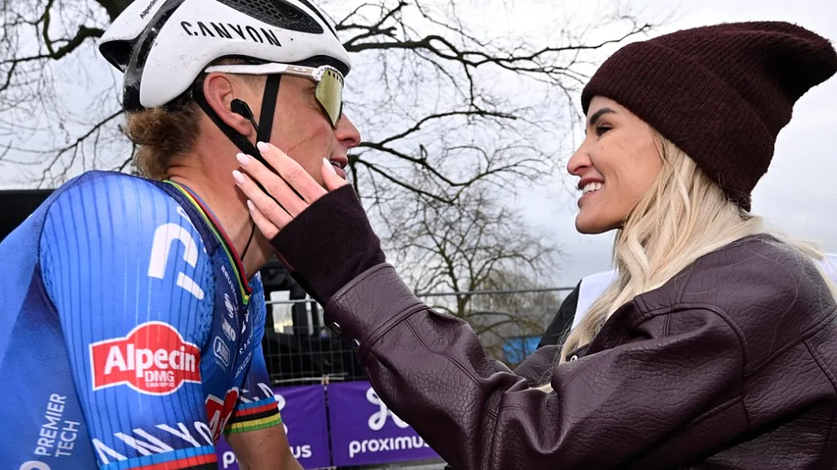 Vriendin Roxanne vertelt hoe Van der Poel thuis écht is | WielerNieuws