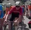 Hallucinante beelden! Scootmobiel rijdt in op peloton, ravage is groot