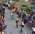 TUSSENSPRINT: Van Gils valt klungelig ná de finish, Van Aert compleet choco