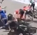Onwaarschijnlijk: motard maait renners los van de baan