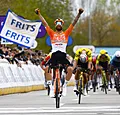 Van Aert moet hoofd buigen op de streep na thriller in Dwars door Vlaanderen