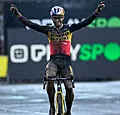 Wout van Aert grapt na zege: 'Ze moeten iets nieuws bedenken'