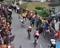 TUSSENSPRINT: Van Gils valt klungelig ná de finish, Van Aert compleet choco