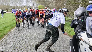Opmerkelijk: Klimaatactivist veroorzaakt valpartij in Ronde van Brugge