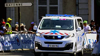 Zwaar ongeval met ploegleiderswagen in Tour de France