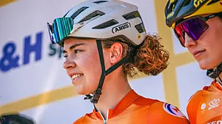Nieuwe Vollering in het peloton: zus van Demi versiert knappe transfer
