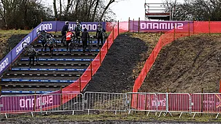 Niet(s) te zien: Crossfans compleet in de kou gezet