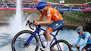 Bommetje in veldritland: Alpecin snoept renner weg bij team Nys