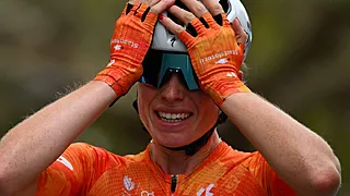 Demi Vollering deelt slecht nieuws vanop stage in Spanje