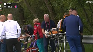 Drama en opgaves bij UAE! Complete ravage na horrorcrash in Giro