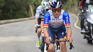 Evenepoel blaast tegenstand weg en wint na fraaie solo