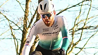 Alweer een noodgeval: topper zet crossfiets aan de kant