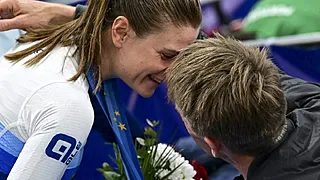 Opgebloeide Kopecky straalt op en naast de fiets