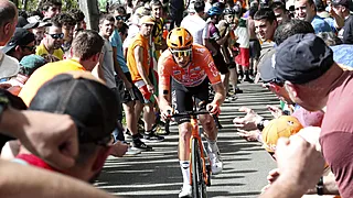 Opmerkelijk: renner te voet verder in Waalse Pijl