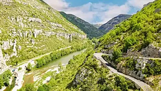 Waanzinnig! Fransman valt in ravijn en overleeft drie dagen dankzij wijn