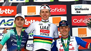 Zege met zuur randje: Pogacar voor onduidelijke reden keihard aangepakt