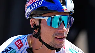 Roglic baart opzien met opvallende houding