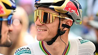 Evenepoel doorbreekt stilte en laat met kwinkslag weer van zich horen