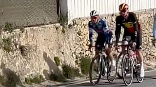 Gespot! Evenepoel schittert op nieuw Red-Bull BORA materiaal