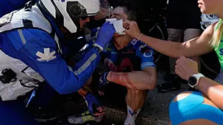 Drama in Tour: renner stapt uit koers na botsing met auto
