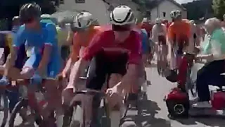 Hallucinante beelden! Scootmobiel rijdt in op peloton, ravage is groot