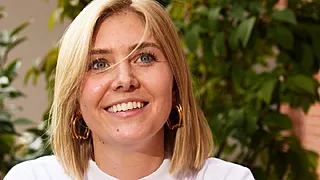 Sarah de Bie ontsnapt aan ongeval vlak voor De Ronde