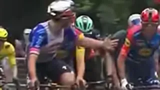 Ongeziene beelden: Evenepoel maakt zich woest op tegenstander