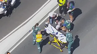 Flinke uppercut: meesterknecht Pogacar afgevoerd naar ziekenhuis