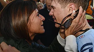 Mama Evenepoel neemt emotioneel afscheid: "Hij was er altijd voor Remco"