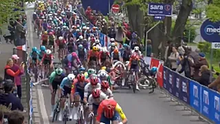 Meteen einde verhaal? Massale Giro-crash eist groot slachtoffer