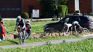 Absolute klepper afgevoerd na zware valpartij: schade is niet mals