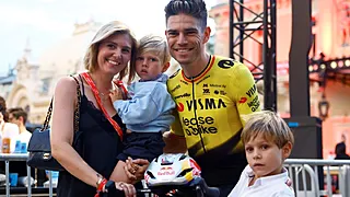 Sarah & de kinderen verrassen Van Aert met ontroerend cadeau