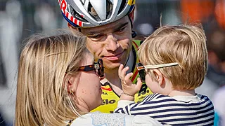Bewogen maand Van Aert: Politiestop voor Sarah, trofee voor Georges en Jerome