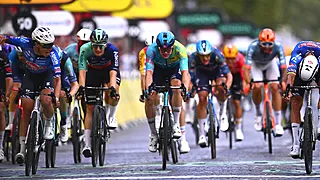Mathieu van der Poel houdt aanval nét lang genoeg vol en wint slotrit in Parijs!