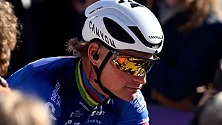 Van der Poel verrast iedereen met opvallende actie vlak na koers