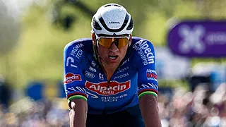 Ongeziene beelden: Van Der Poel ontsnapt aan drama in De Ronde