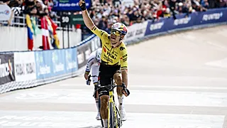 Geweldig: Wout van Aert wint Parijs-Roubaix