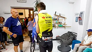 Van bestelwagen tot hotel: Van Aert doet verhaal na bizarre Vuelta-chaos