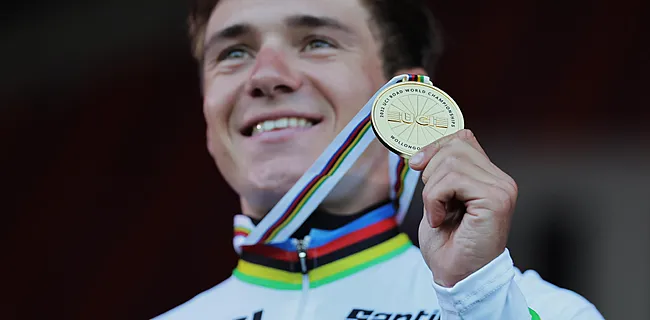 Remco Evenepoel laat nieuwe regenboogtrui voor volgend seizoen zien