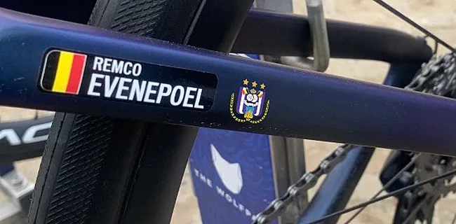 Evenepoel zet logo Anderlecht op LBL-fiets