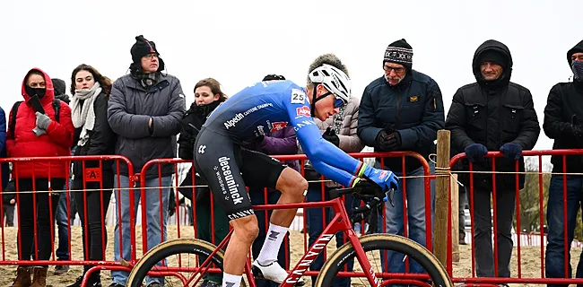 Van der Poel heerst in fel duel met comebackman Van Aert