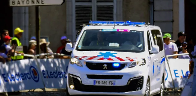 Zwaar ongeval met ploegleiderswagen in Tour de France