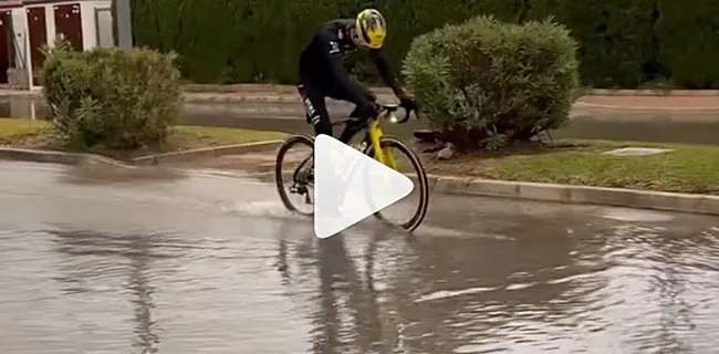 Zelfs 'code rood' houdt Van Aert niet tegen: ‘Not a Belgian storm’