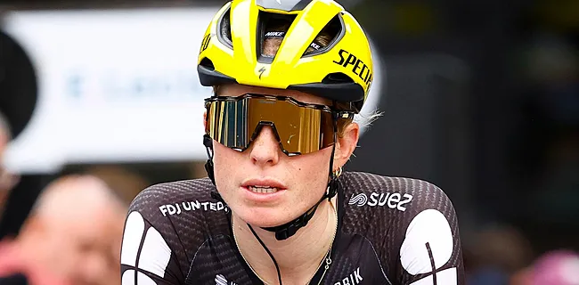 'Mokerslag voor Demi Vollering in Tour de Femmes'