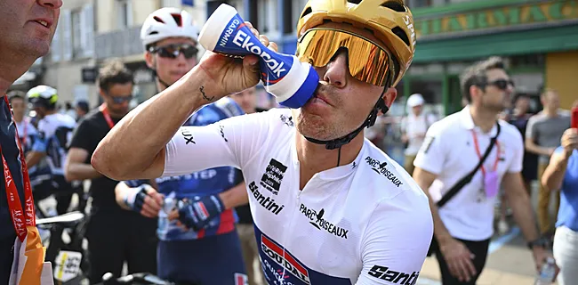 Evenepoels tattoo valt op in Dauphiné: wat staat er?