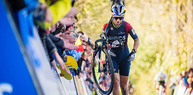 Unieke beelden: wereldkampioene komt al lopend boven op de Koppenberg