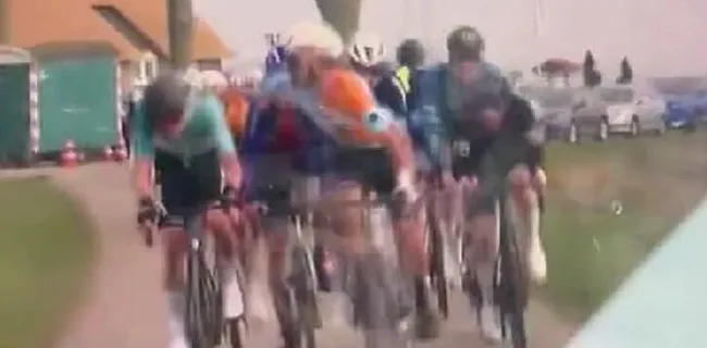 Ongeziene beelden: renner deelt vuistslag uit aan collega