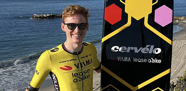 Ploeggenoot Van Aert schittert met wel héél bijzonder surfboard