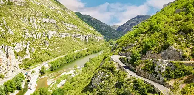 Waanzinnig! Fransman valt in ravijn en overleeft drie dagen dankzij wijn