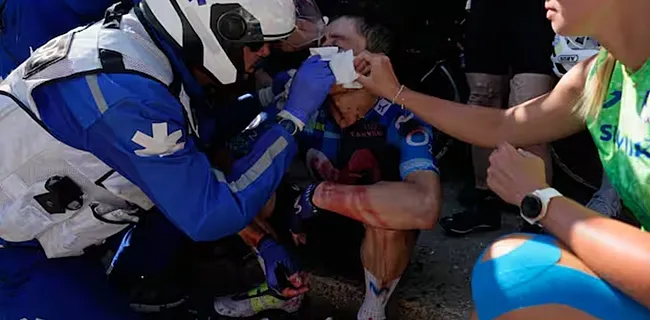 Drama in Tour: renner stapt uit koers na botsing met auto